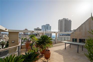 Enchanting Seaview Triplex Penthouse in Tel Aviv