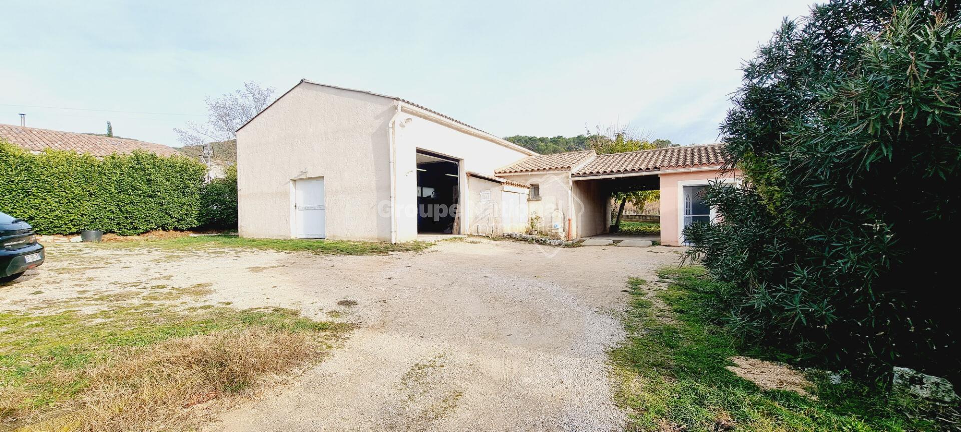 Villa + 2 studios + hangar with a view