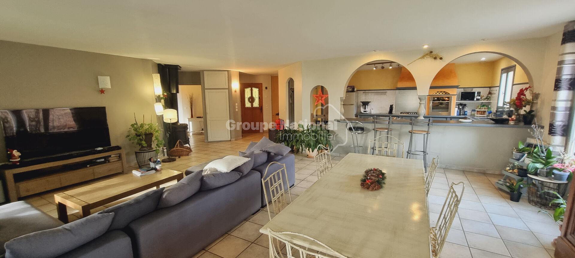 Villa + 2 studios + hangar with a view
