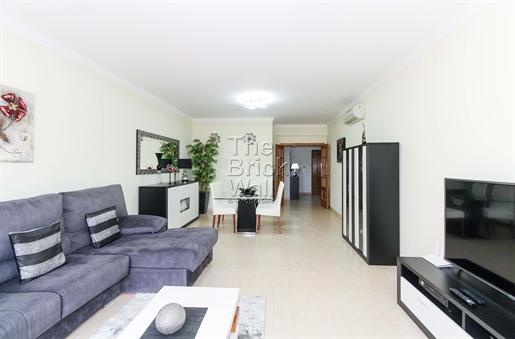4 bedroom apartment with large areas and garage for 4 cars in Quinta da Piedade 2nd phase