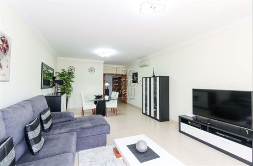 4 slaapkamer appartement met grote gebieden en garage voor 4 auto's in Quinta da Piedade 2e fase