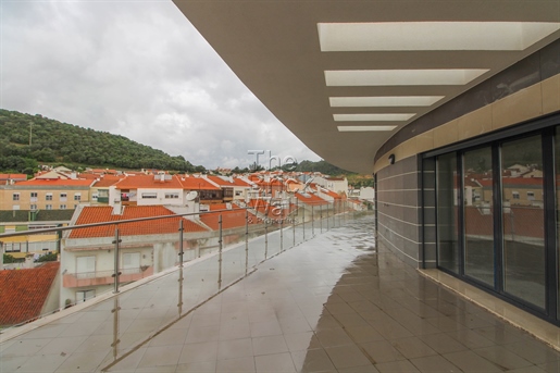 Nieuw appartement met 4 slaapkamers en parq. In Castanheira do Ribatejo