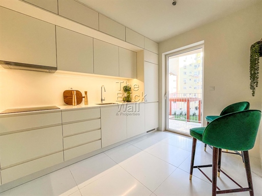 2 bedroom duplex apartment with 2 parking lots and storage room in the center of Lisbon