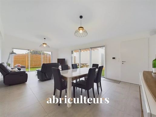 Modern house in perfect condition - 2 bedrooms and 88m² in the heart of a sought-after area - Rue de