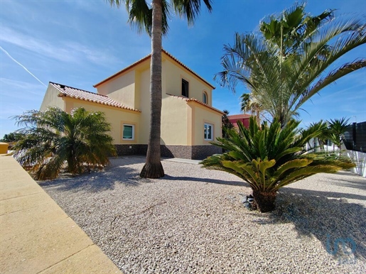 Home / Villa with 4 Rooms in Faro with 182,00 m²