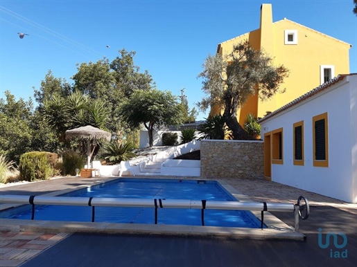 Home / Villa with 3 Rooms in Faro with 264,00 m²