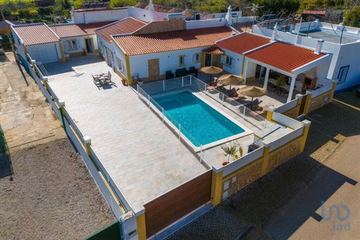 Home / Villa with 5 Rooms in Faro with 244,00 m²