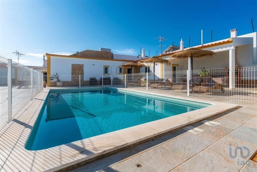 Home / Villa with 5 Rooms in Faro with 244,00 m²