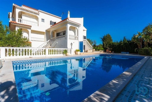 Home / Villa with 5 Rooms in Faro with 236,00 m²