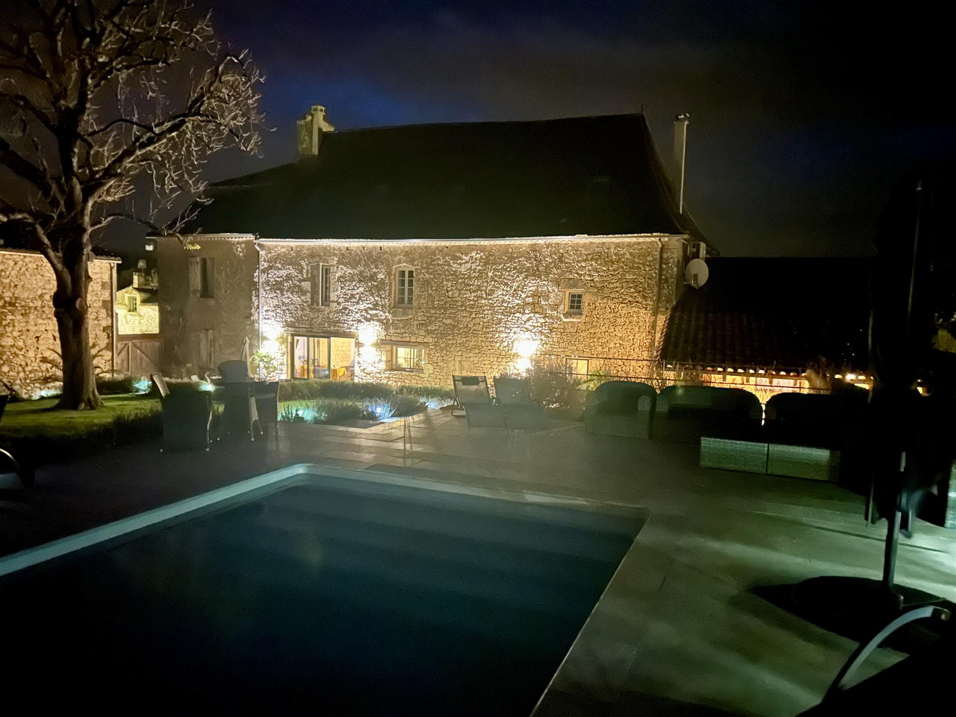 Near Issigeac - House + pool and outbuildings