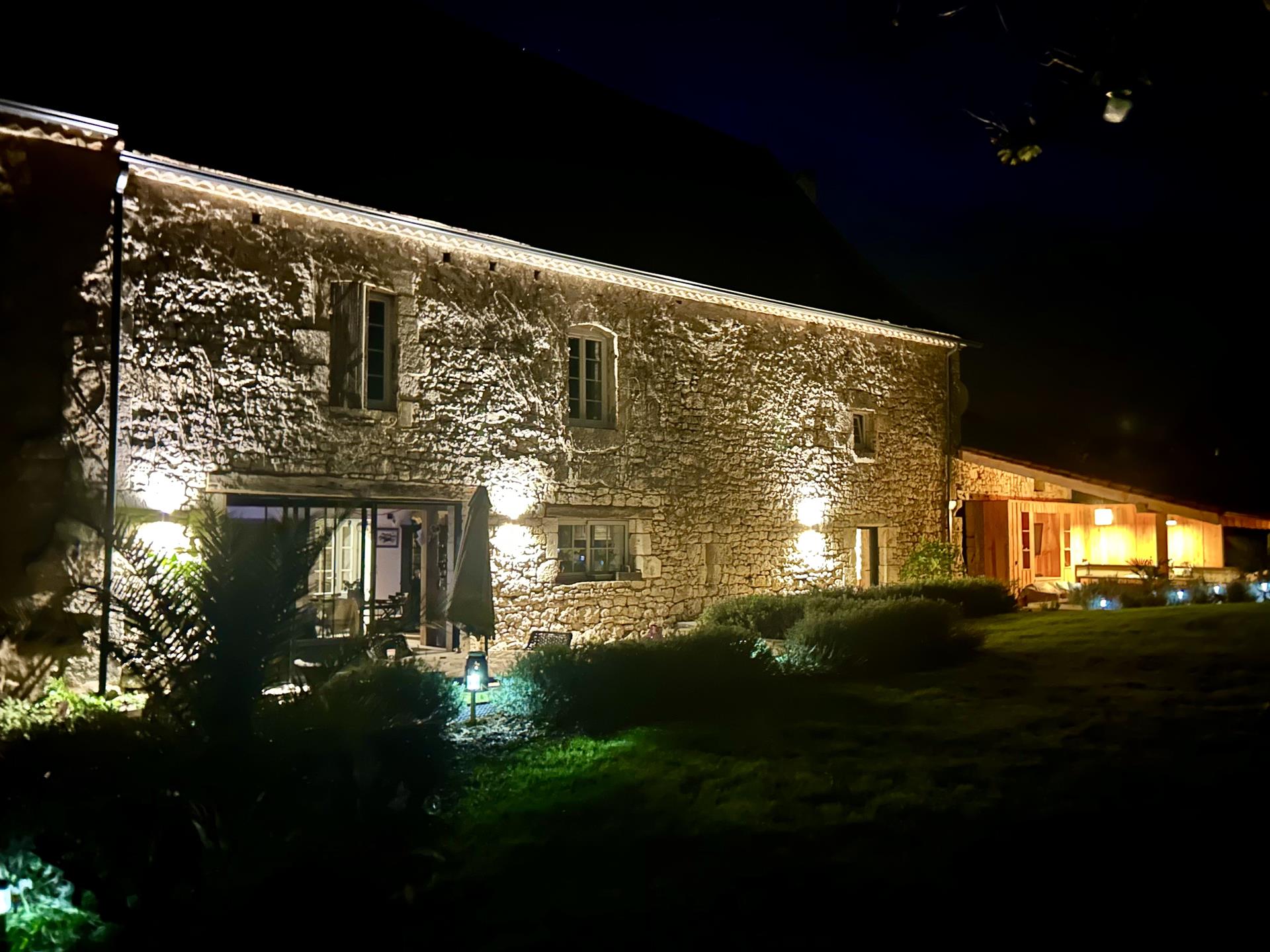 Near Issigeac - House + pool and outbuildings
