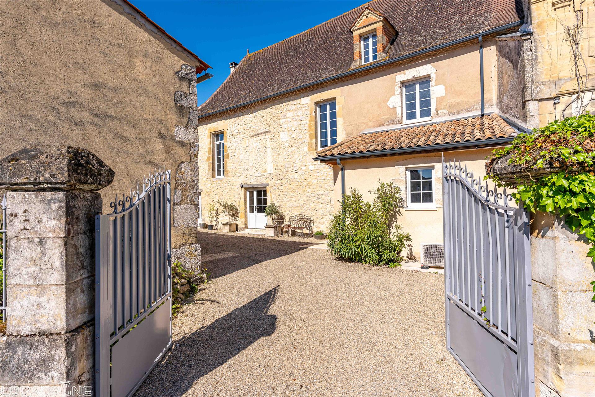 Near Issigeac - House + pool and outbuildings