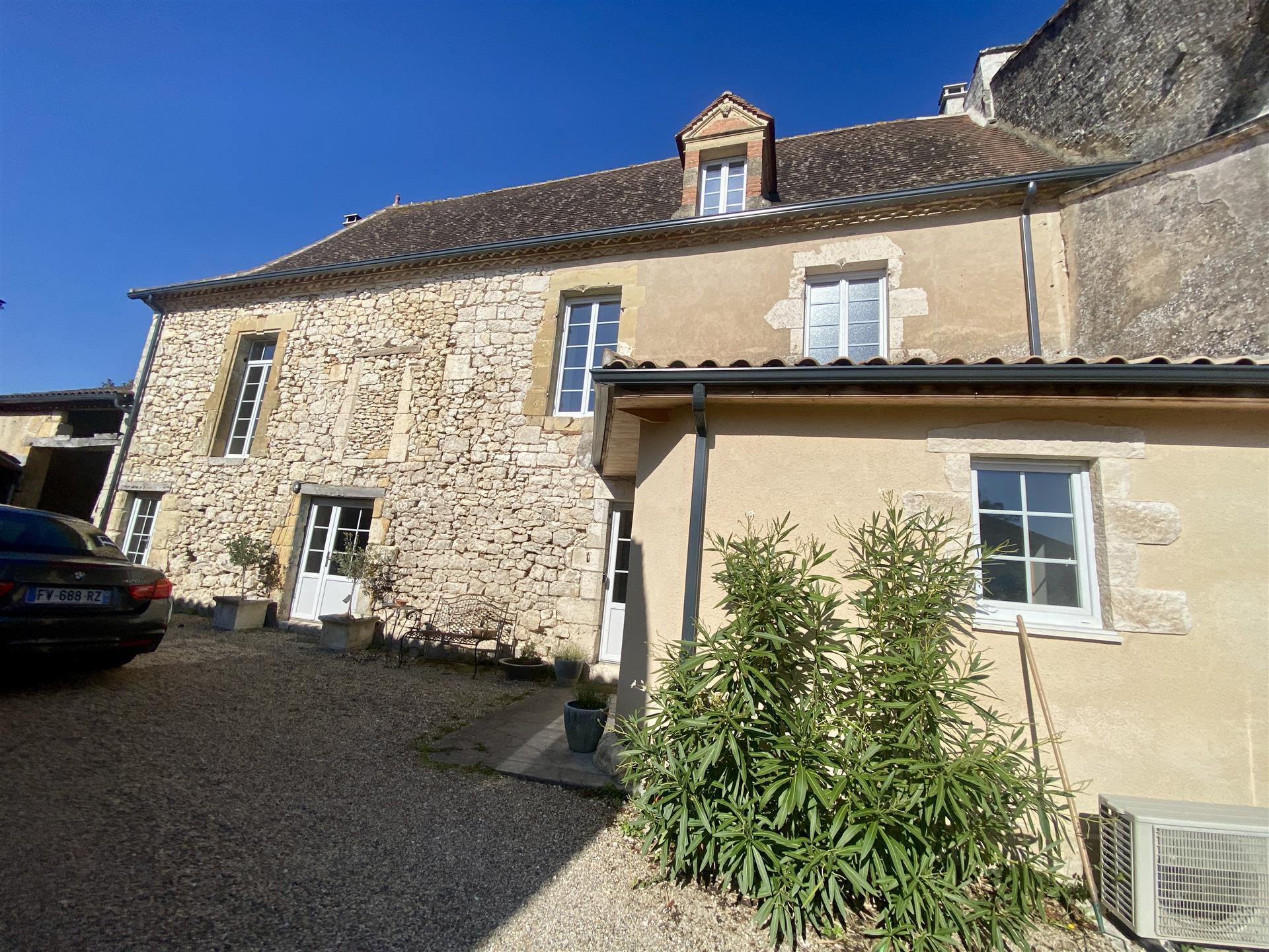 Near Issigeac - House + pool and outbuildings