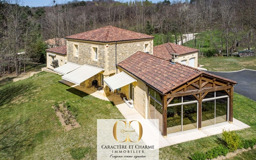 Architect huis 235 m2 Provençaalse stijl. Hoogwaardige service. 4600 m2 perceel
