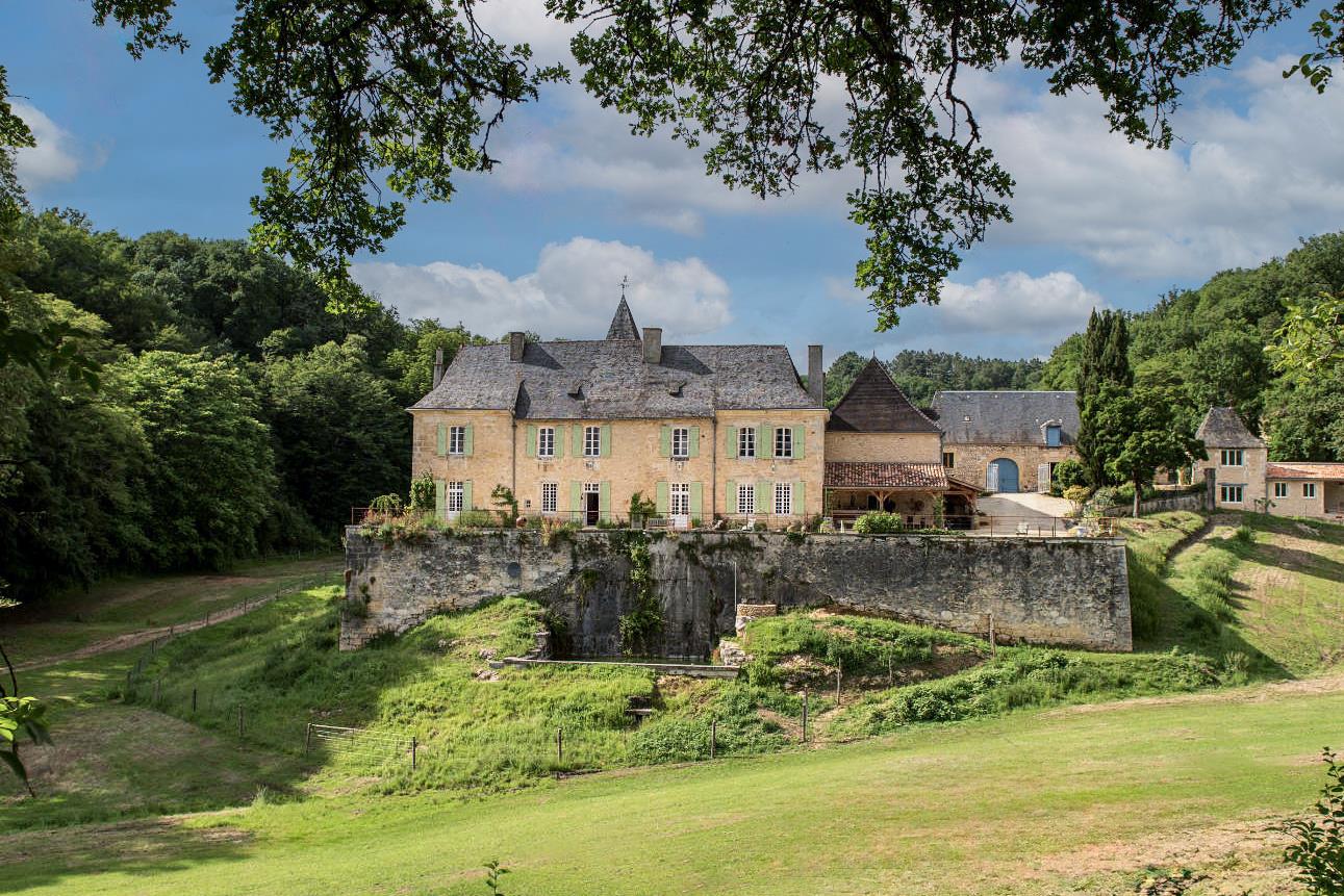 Château with gîtes and outbuildings on 67 hectares