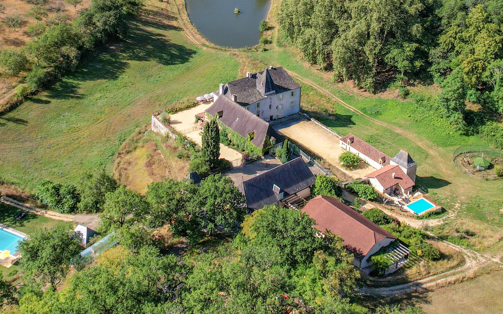 Château with gîtes and outbuildings on 67 hectares