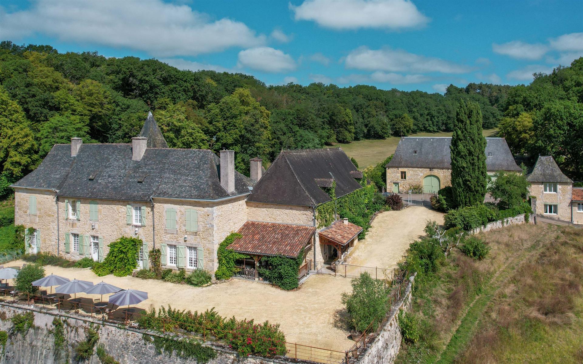 Château with gîtes and outbuildings on 67 hectares