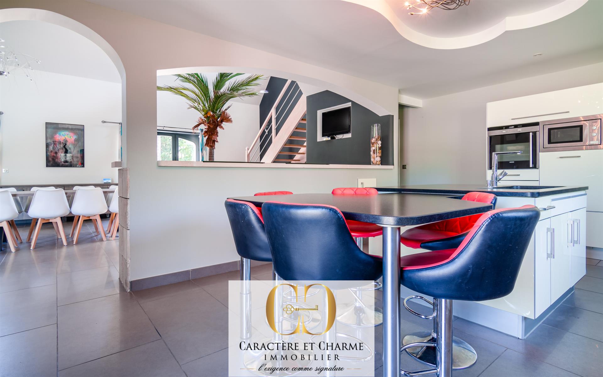Contemporary property. 316M2. High-End services. Spa pool.