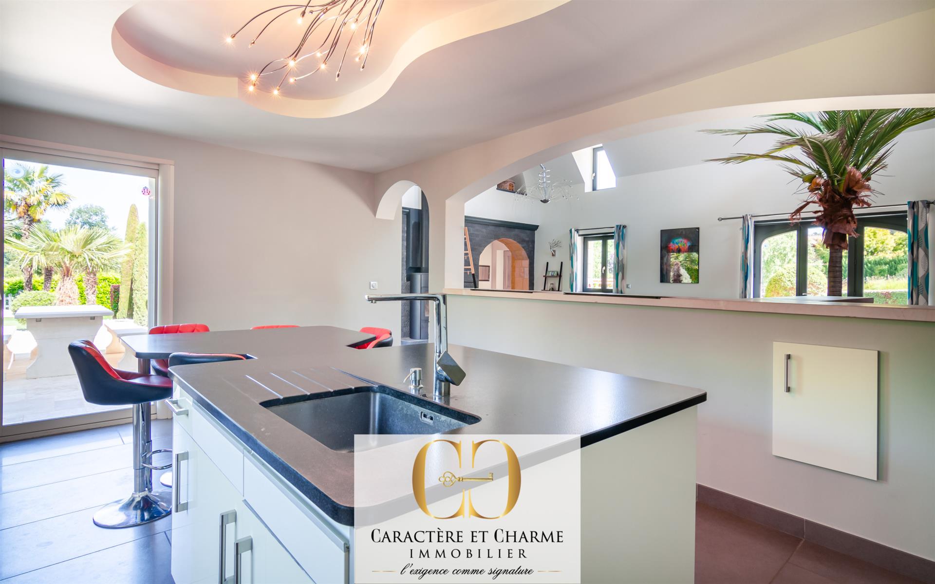 Contemporary property. 316M2. High-End services. Spa pool.