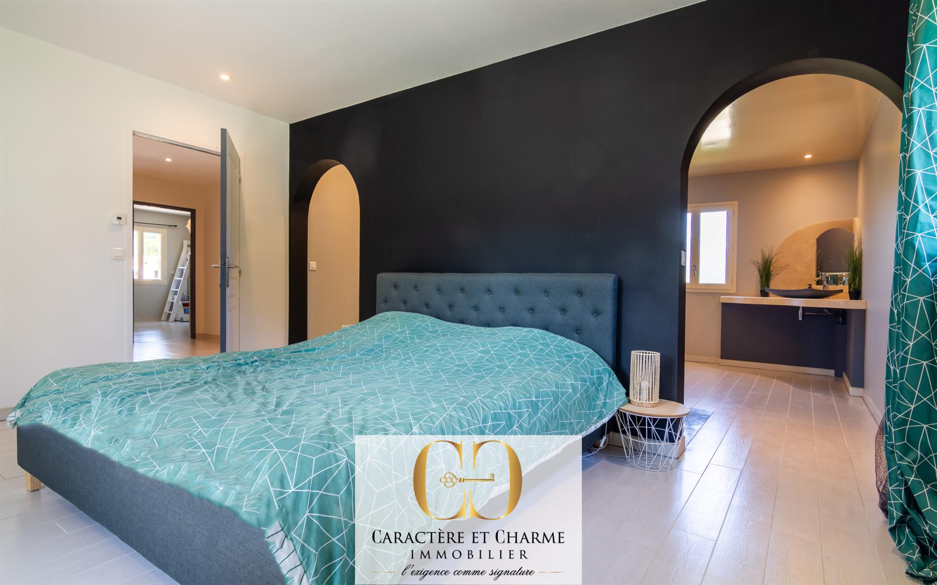 Contemporary property. 316M2. High-End services. Spa pool.