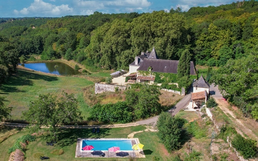 Schloss mit Gîtes und Nebengebäuden auf 67 Hektar