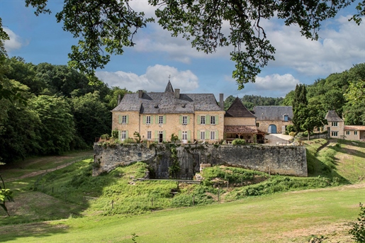 Château avec gîtes et dépendances sur 67 hectares