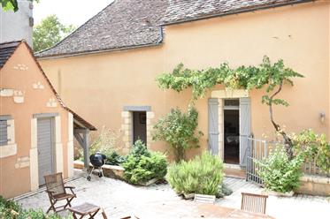 A vendre, en Dordogne, à Sainte Alvère, propriété restaurée avec cour et piscine.