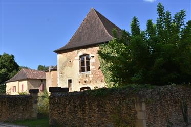 Te koop, in de Dordogne, in Ste Alvère, groot dorpshuis om te renoveren.