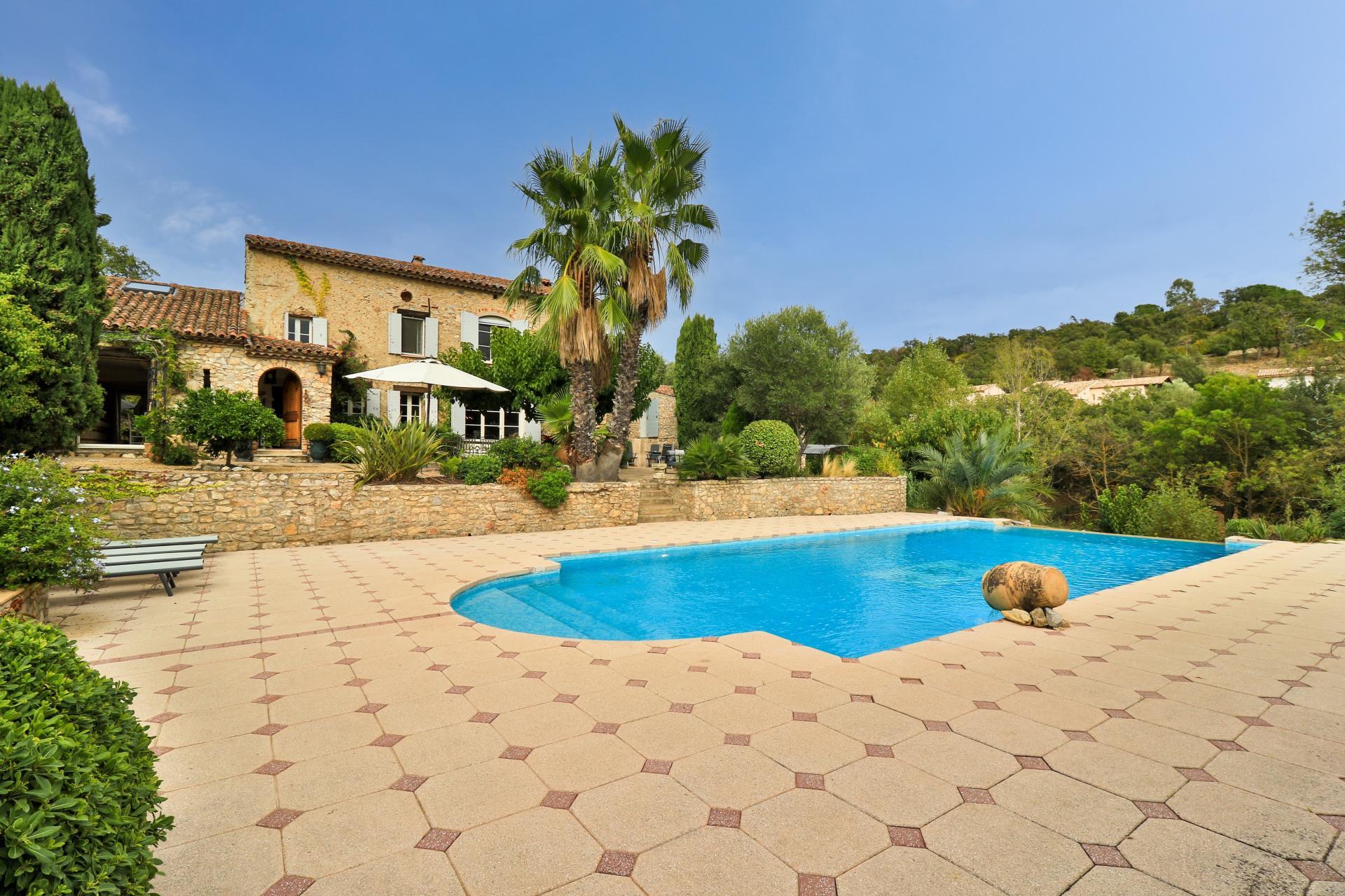 Purchase: Luxury property (83310)