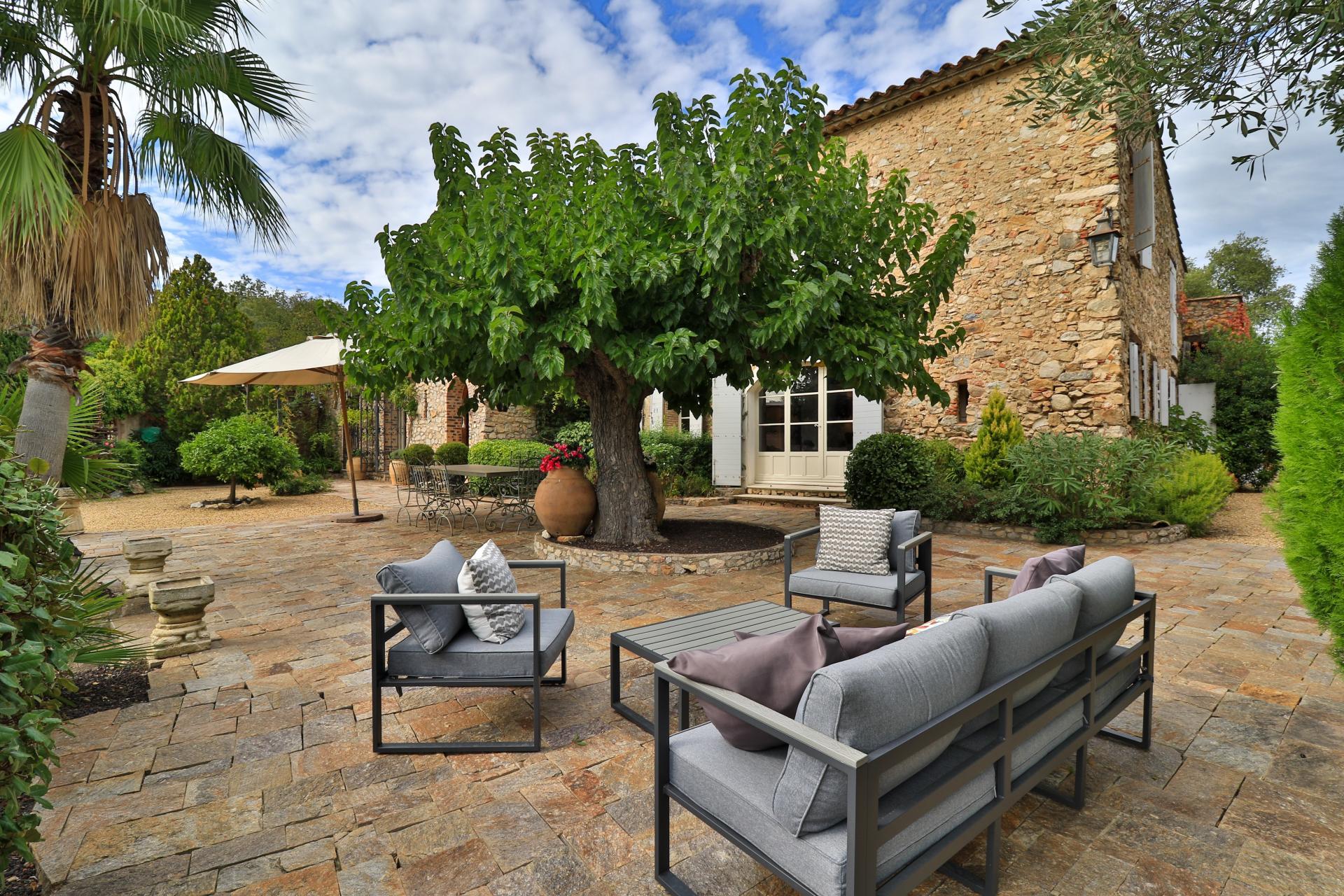 Purchase: Luxury property (83310)
