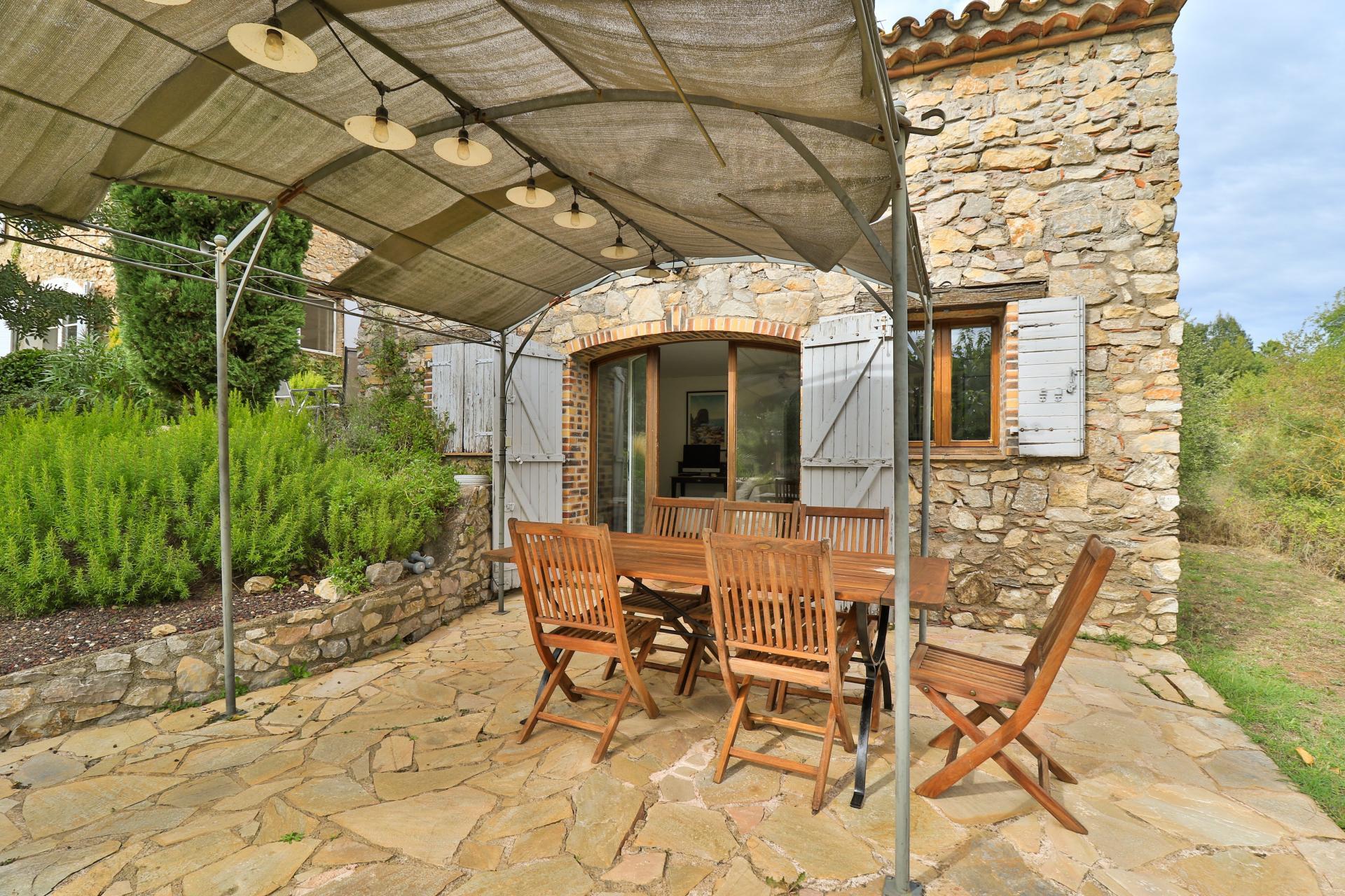 Purchase: Luxury property (83310)