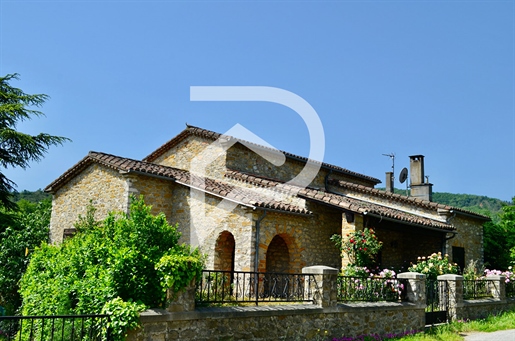 Stone mansion of 207 m² with barn of 160m2