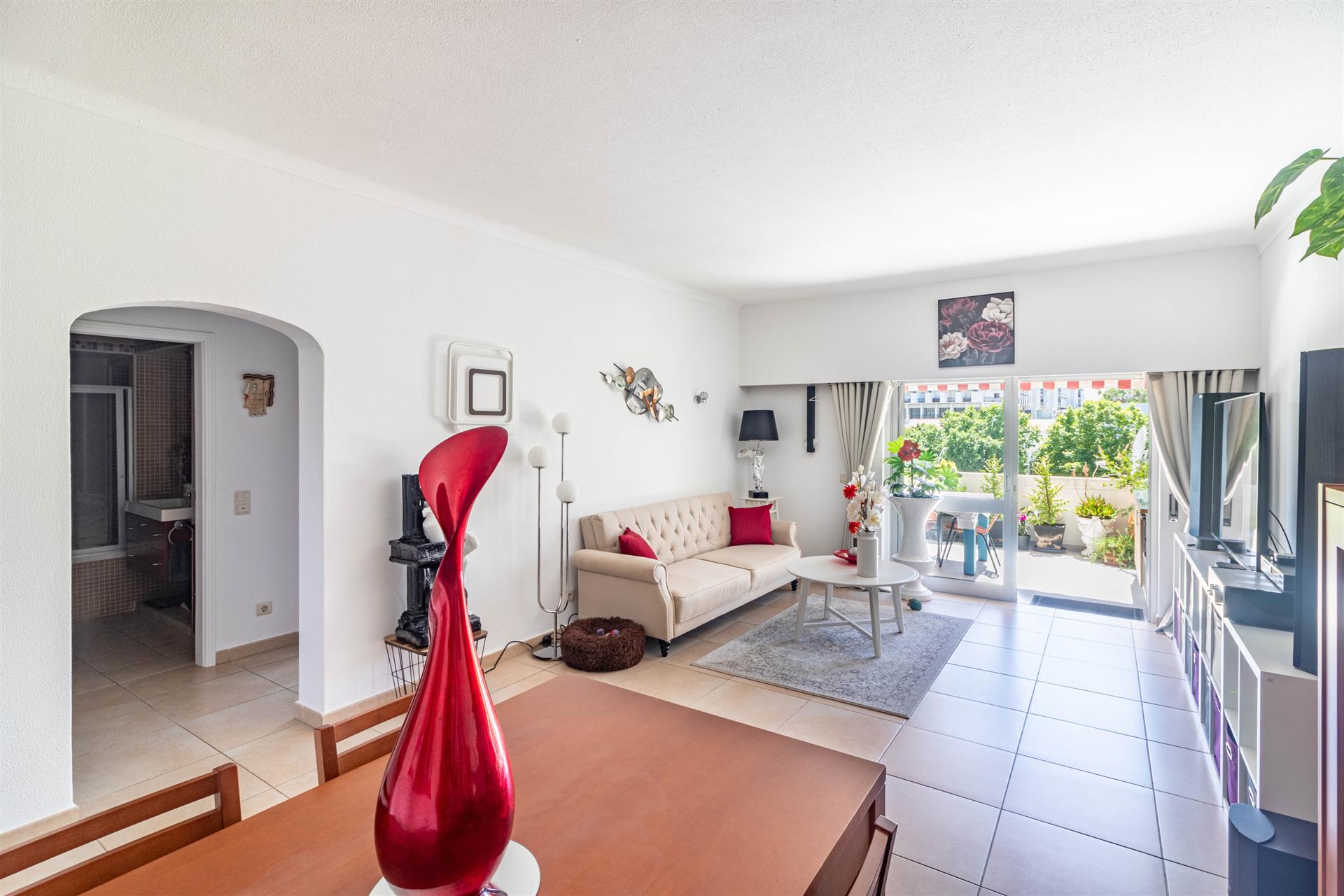 Bel et vaste appartement de 2 chambres très lumineux localisé à Albufeira, Algarve.