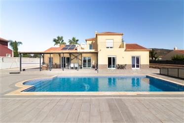 4 bedroom villa located in a quiet residential area in Quelfes and close to Olhão.