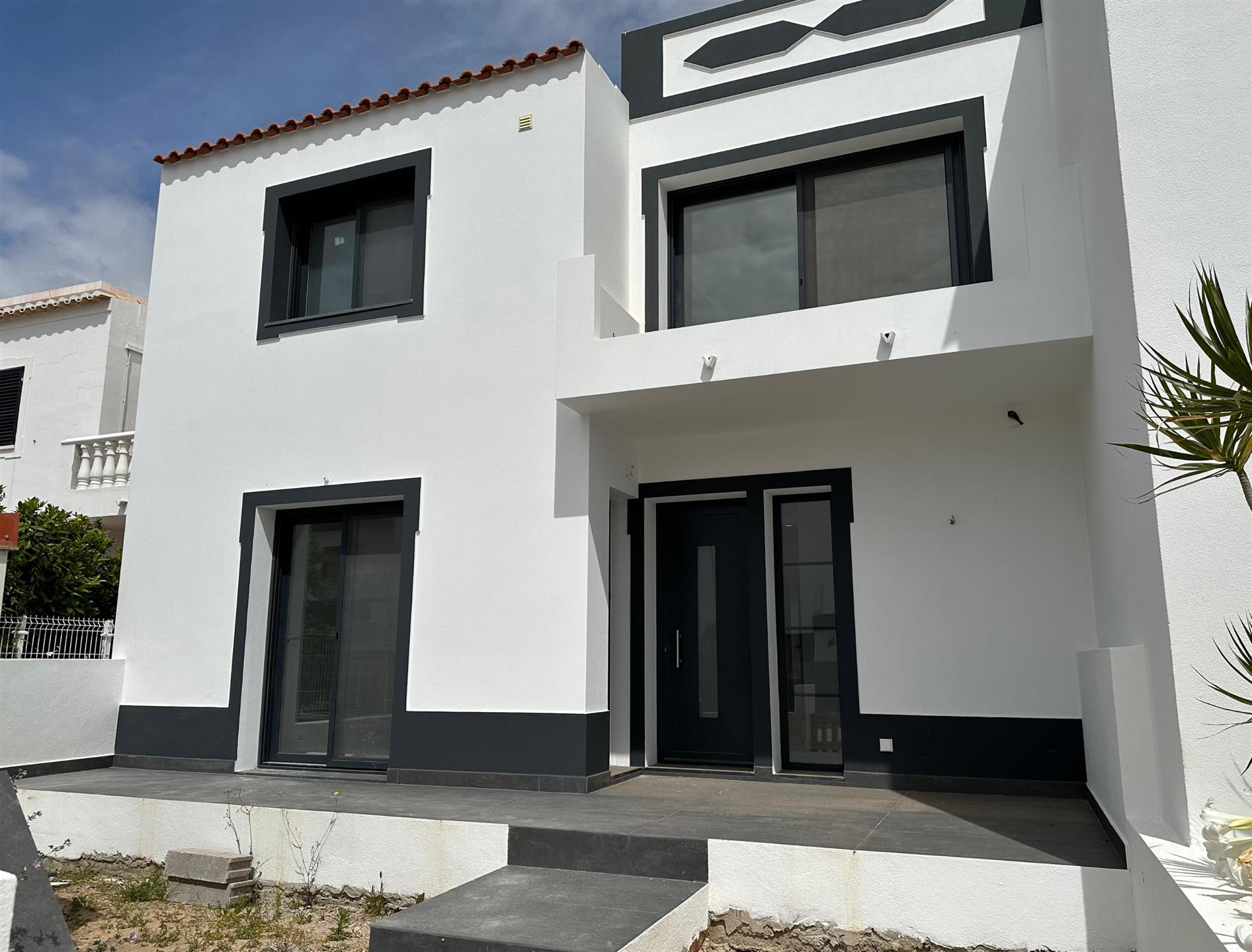 Fully renovated 4 bedroom villa in the center of Fuseta, at a short distance from the Beach, facing 