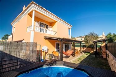 Pleasantly presented 3+1 bedroom villa located in a quiet residential area in Montenegro, Faro.