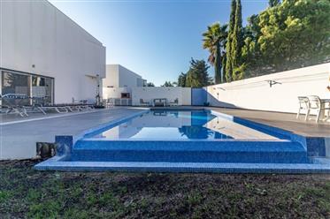 Stunning 4 bedroom villa, swimming pool, garden and total basement, located in Loulé, just a few mi