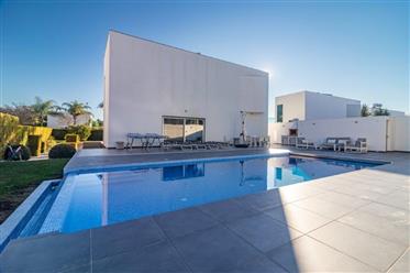 Stunning 4 bedroom villa, swimming pool, garden and total basement, located in Loulé, just a few mi