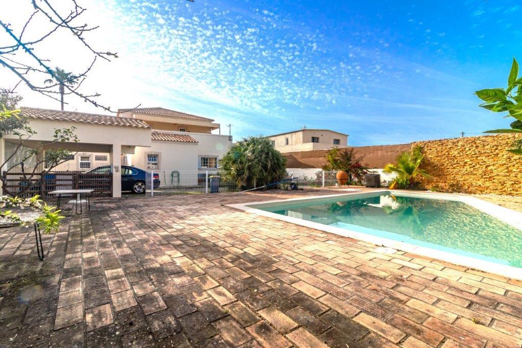 Spacious 4 bedroom villa located 3 minutes from the center of Almancil - Algarve