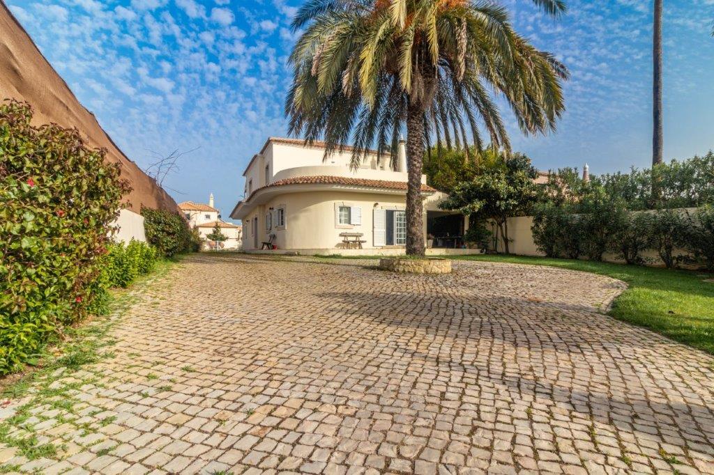 Spacieuse villa de 4 chambres située à 3 minutes du centre d'Almancil - Algarve