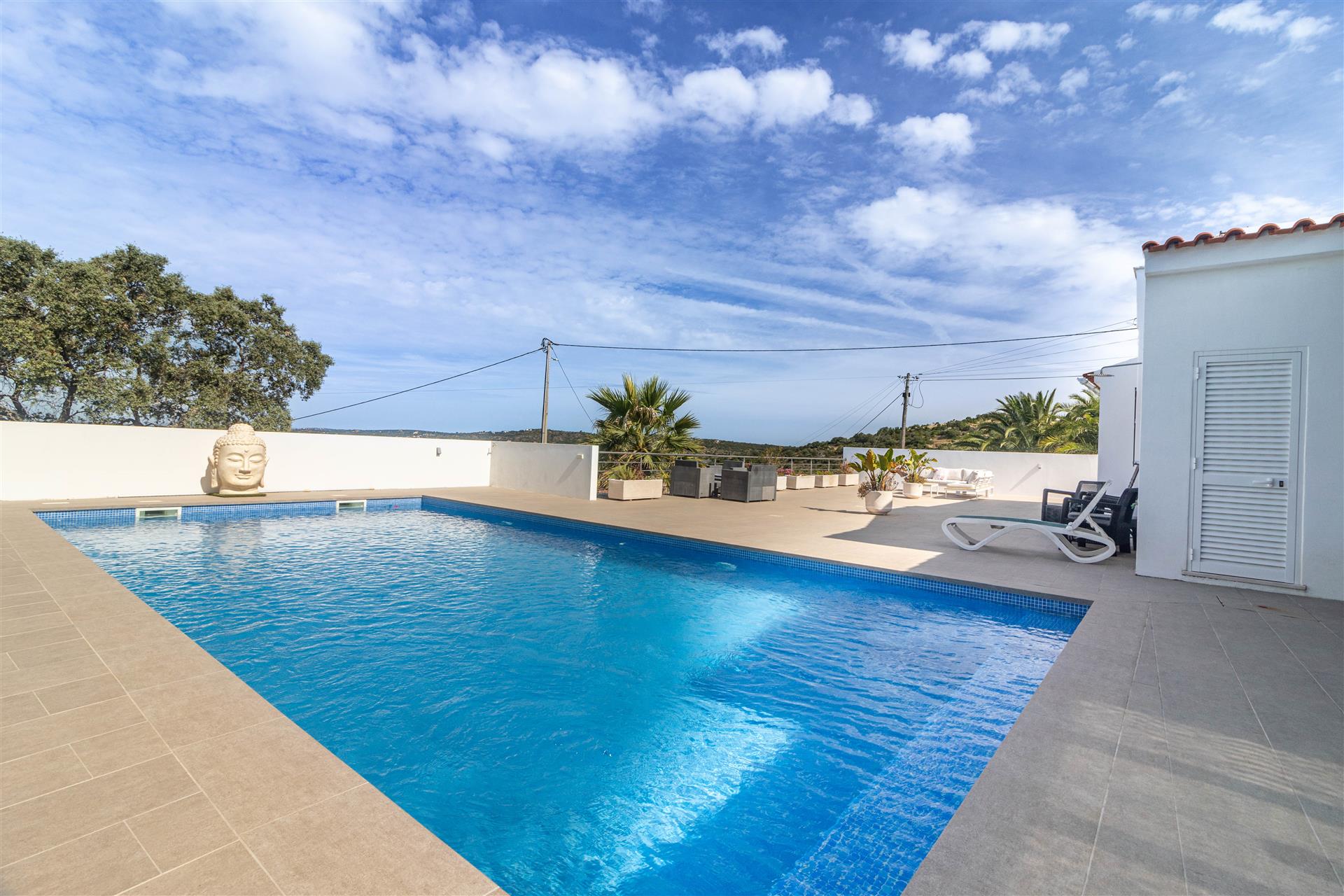 Magnificent 2 bedroom single-storey house located in the municipality of Santa Bárbara de Nexe, Alga