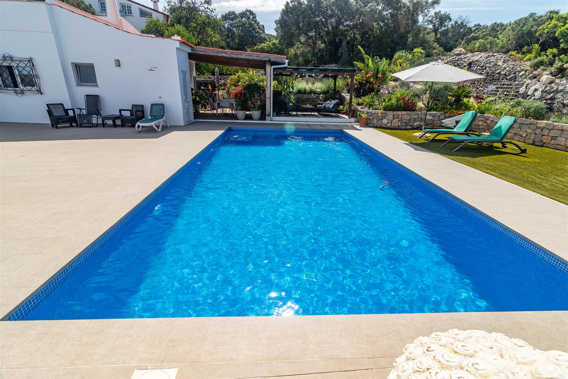 Magnificent 2 bedroom single-storey house located in the municipality of Santa Bárbara de Nexe, Alga