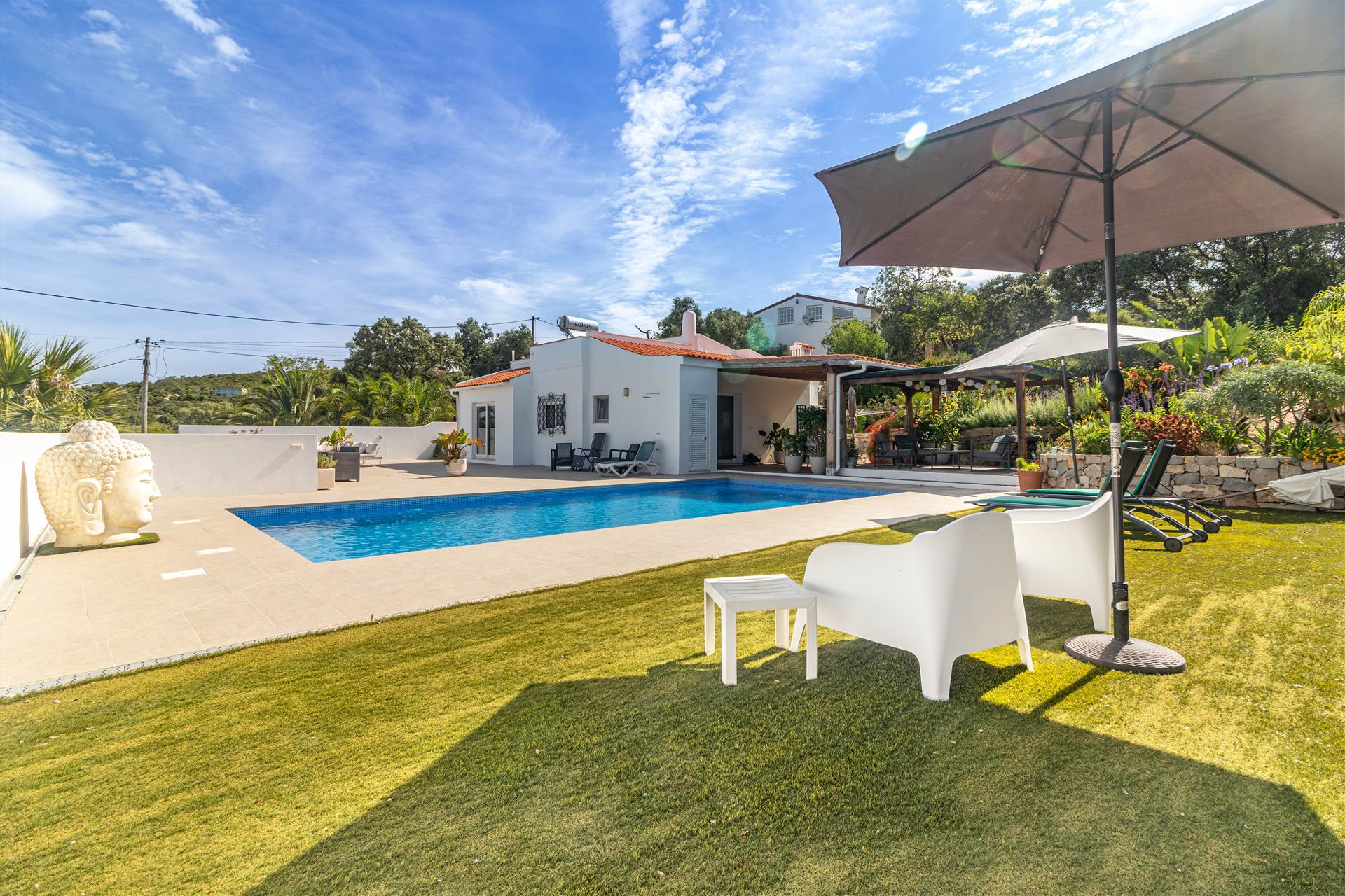Magnificent 2 bedroom single-storey house located in the municipality of Santa Bárbara de Nexe, Alga