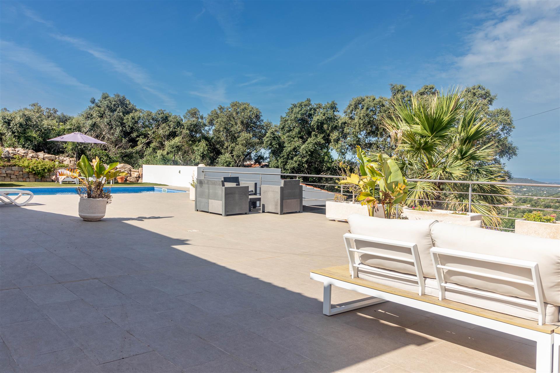 Magnificent 2 bedroom single-storey house located in the municipality of Santa Bárbara de Nexe, Alga