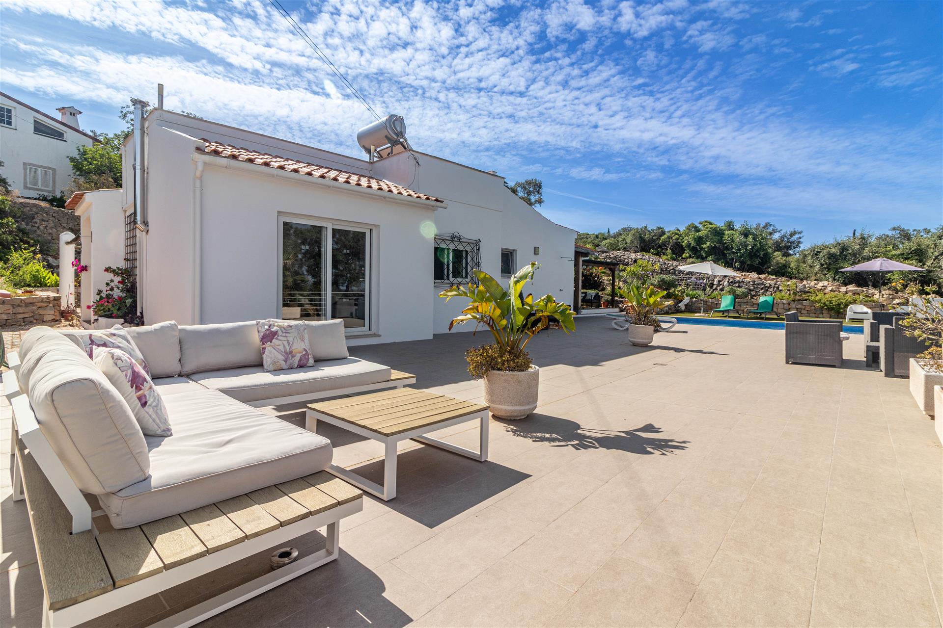 Magnificent 2 bedroom single-storey house located in the municipality of Santa Bárbara de Nexe, Alga