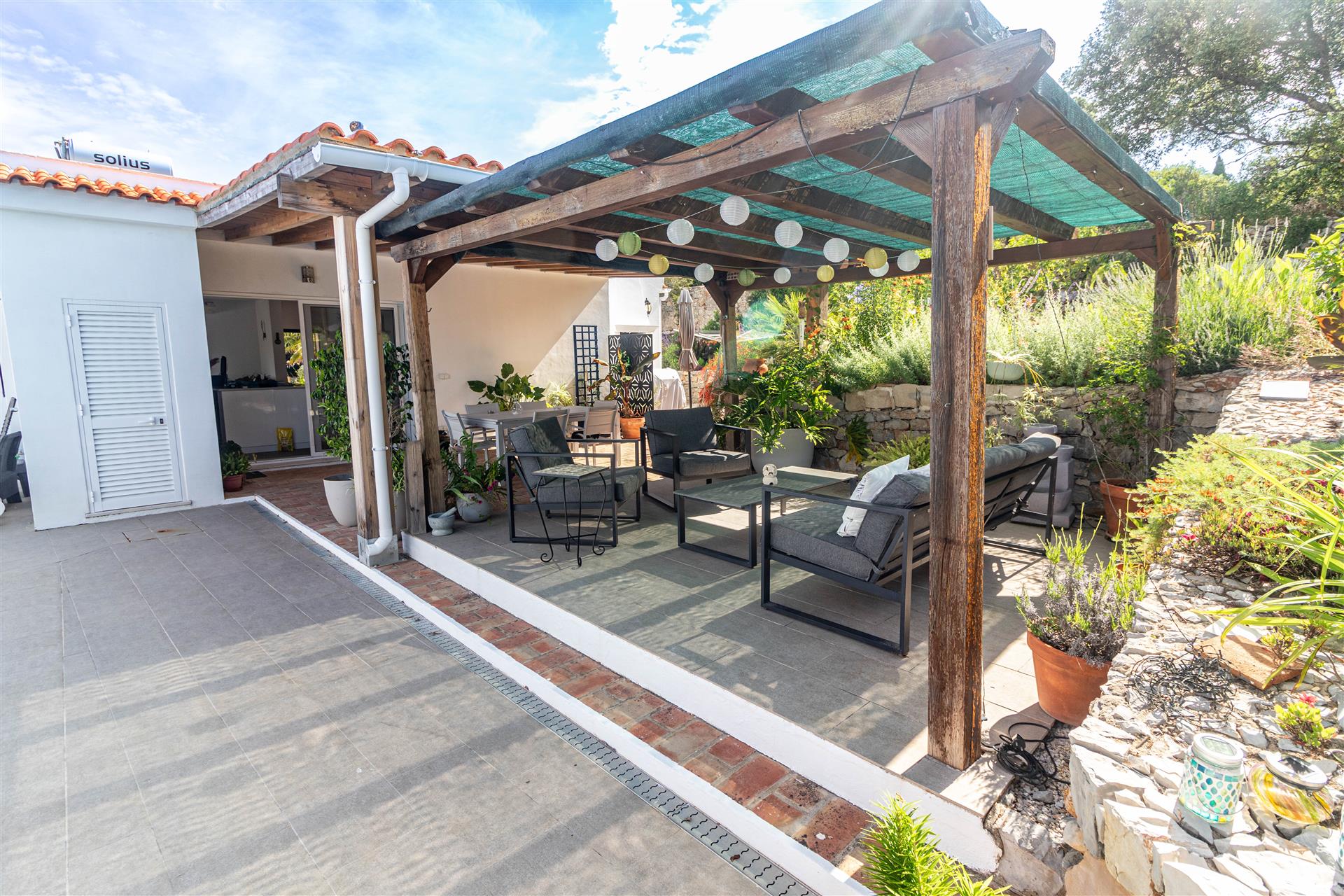 Magnificent 2 bedroom single-storey house located in the municipality of Santa Bárbara de Nexe, Alga