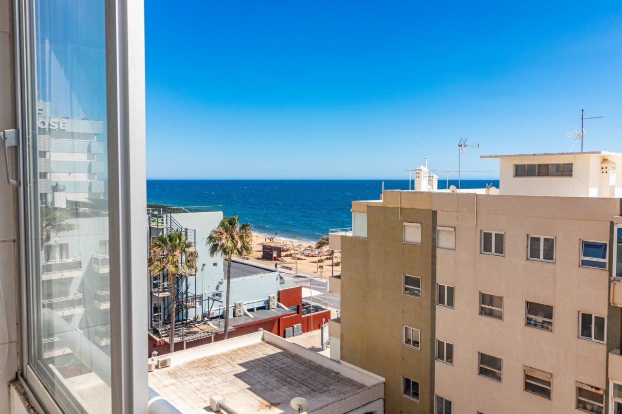 2 bedroom apartment in Quarteira with sea views, 50 meters from the beach.