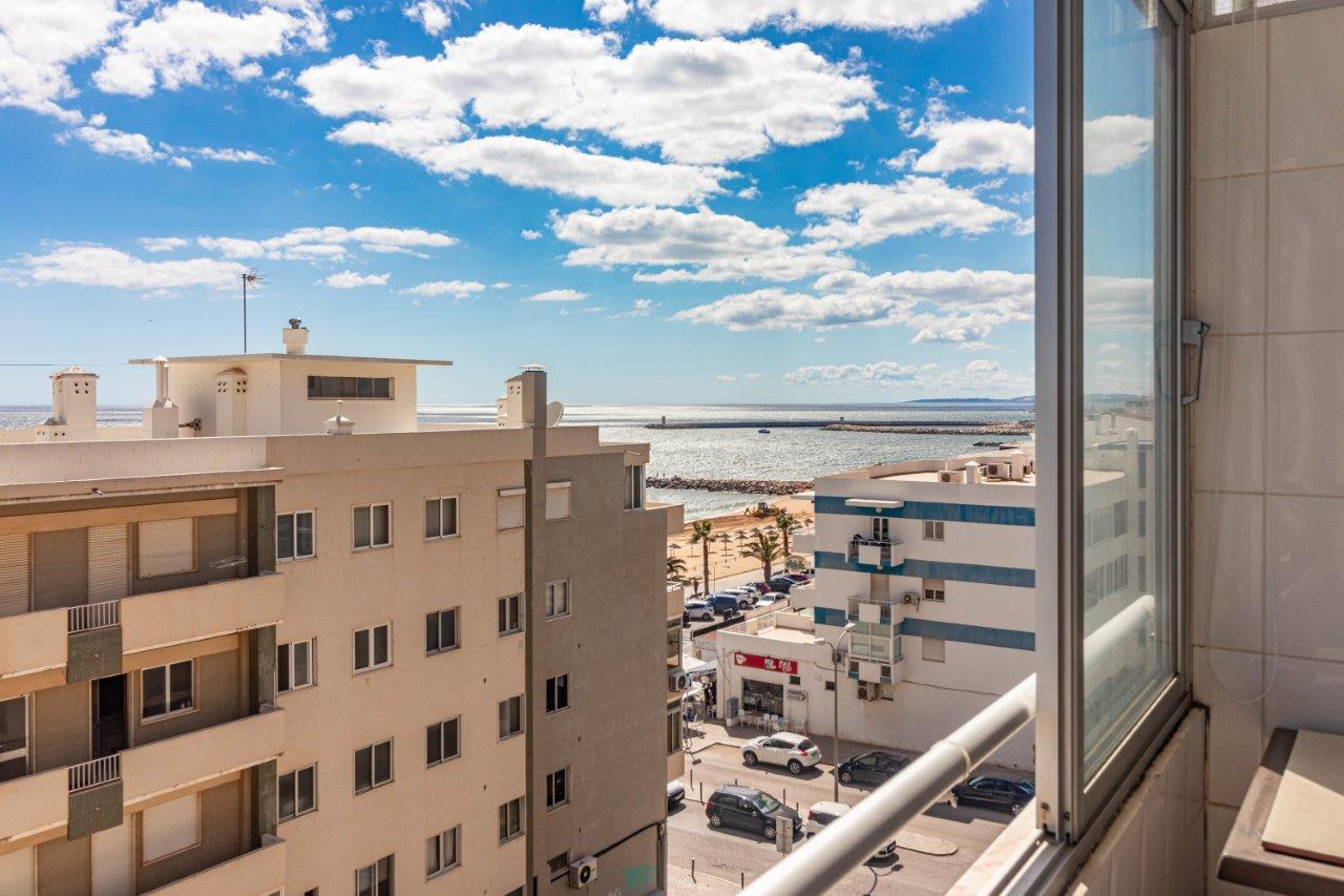 2 bedroom apartment in Quarteira with sea views, 50 meters from the beach.