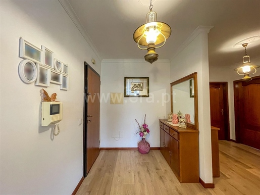 Semi refurbished 3 bedroom flat in Abragão