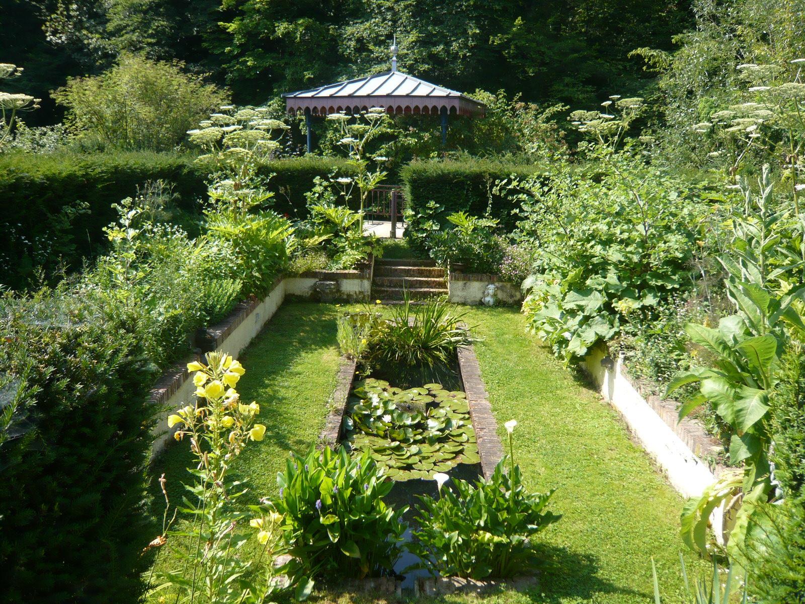 Château des XVe et XVIIIe Ismh avec de superbes jardins. –
